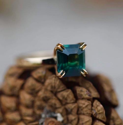 Nangi fine jewelry - green sapphire ring in yellow gold