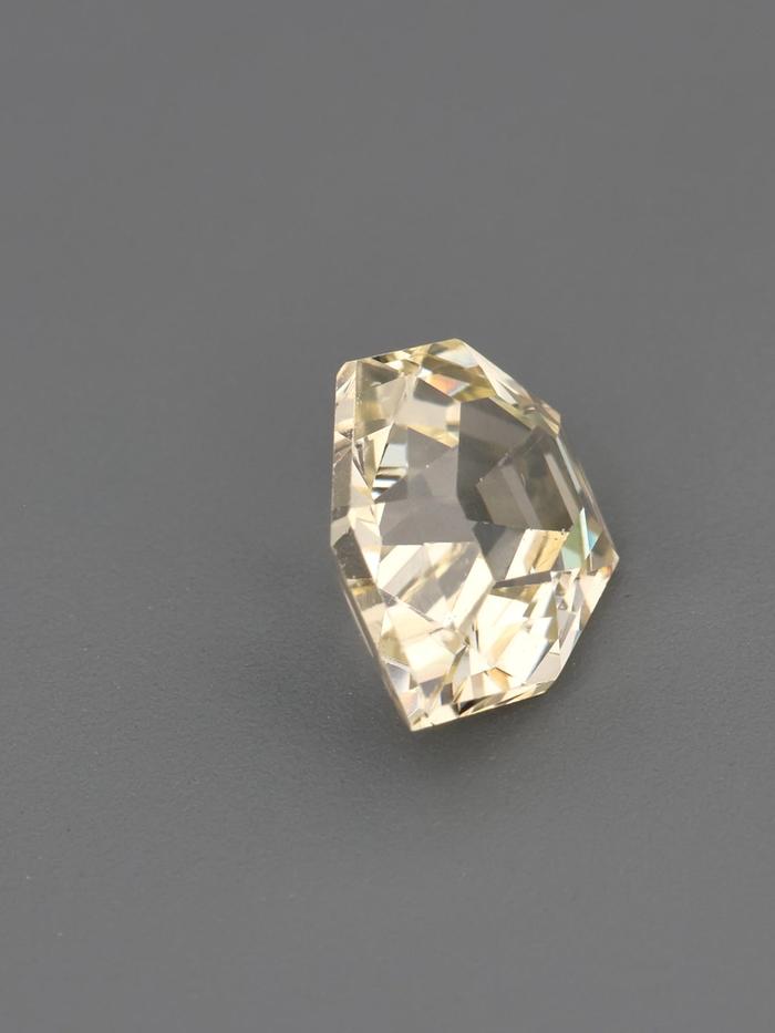 Nangi fine jewelry - champagne sapphire gemstone in gold