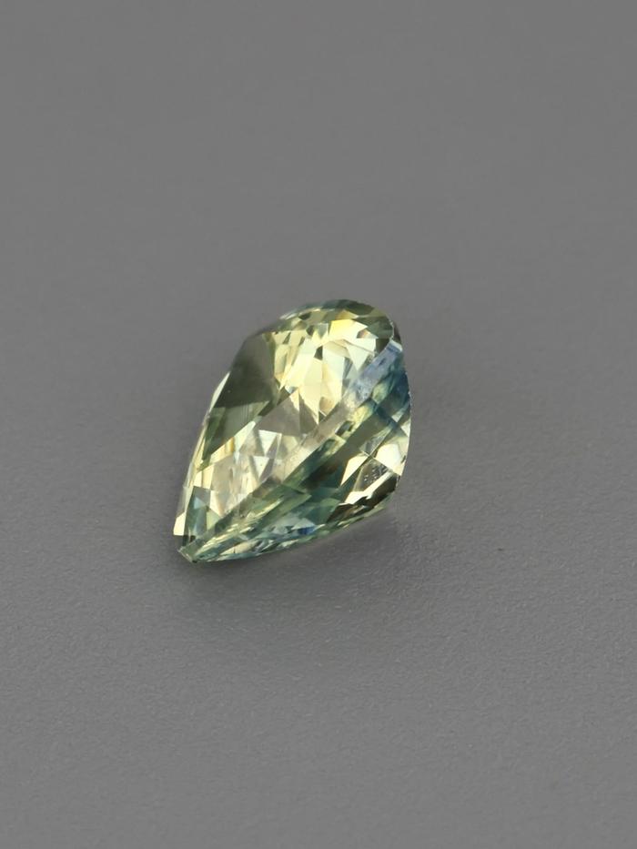 Nangi fine jewelry - green gemstone in gold