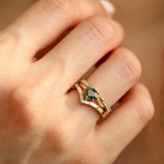 Nangi fine jewelry - teal / Peacock sapphire ring in yellow gold