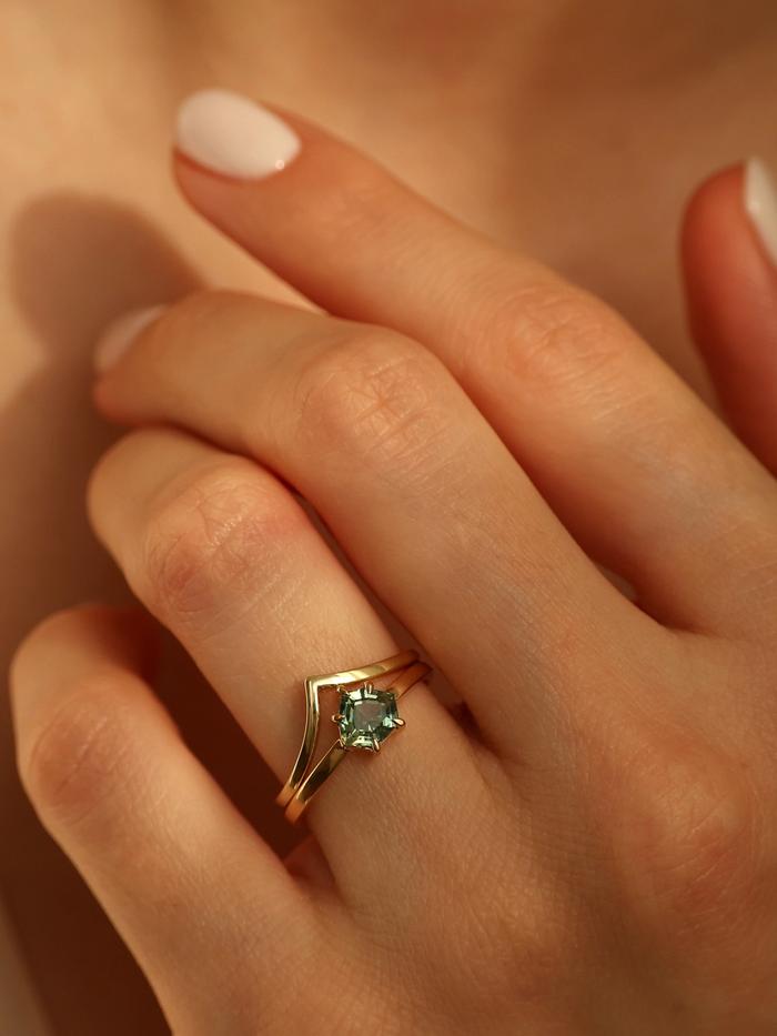 Nangi fine jewelry - green ring in yellow gold