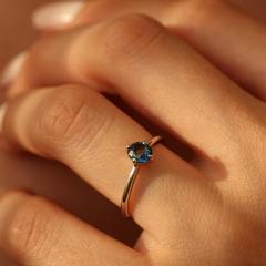 Nangi fine jewelry - blue sapphire ring in white gold