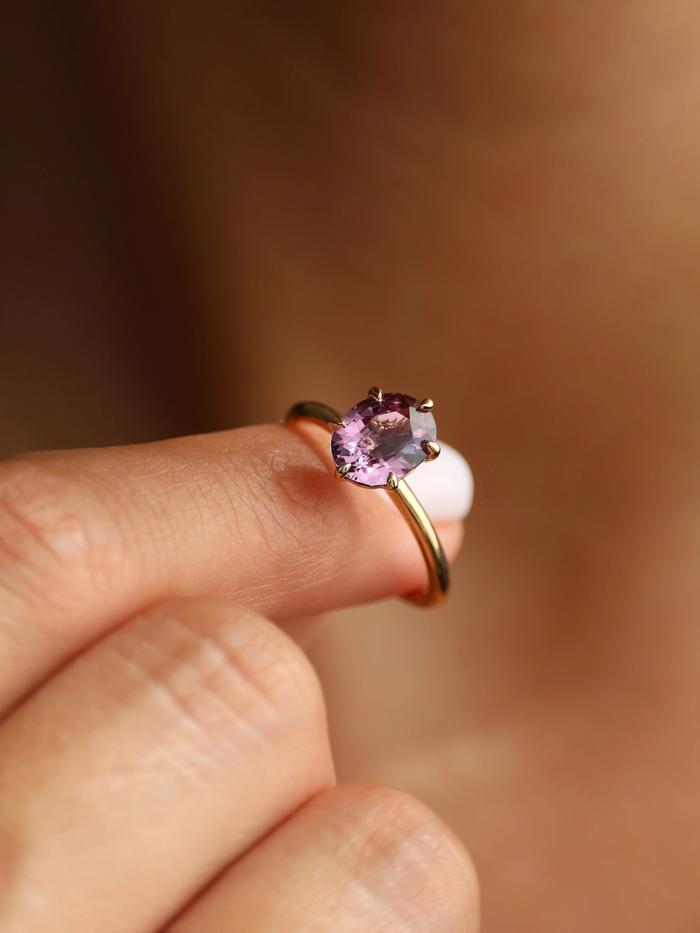 Nangi fine jewelry - purple ring in yellow gold