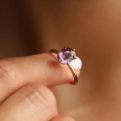 Nangi fine jewelry - purple ring in yellow gold