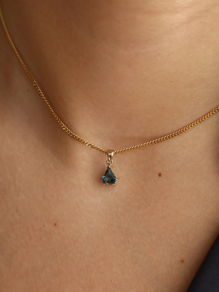 Nangi fine jewelry - blue pendant in yellow gold