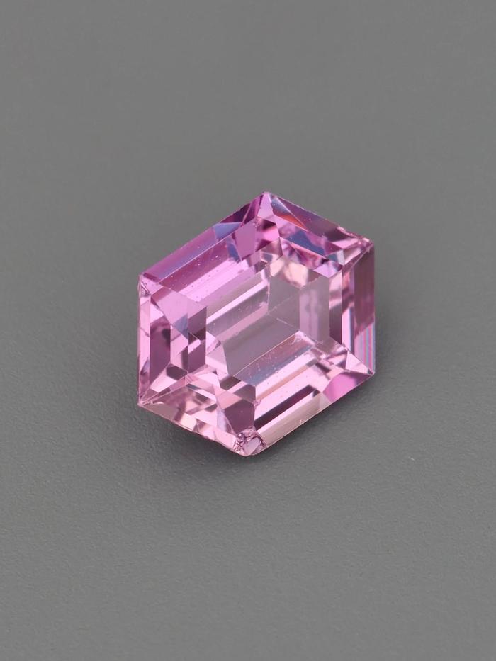 Nangi fine jewelry - pink sapphire gemstone in gold