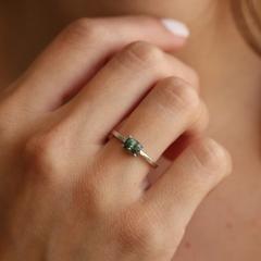 Nangi fine jewelry - green sapphire ring in white gold