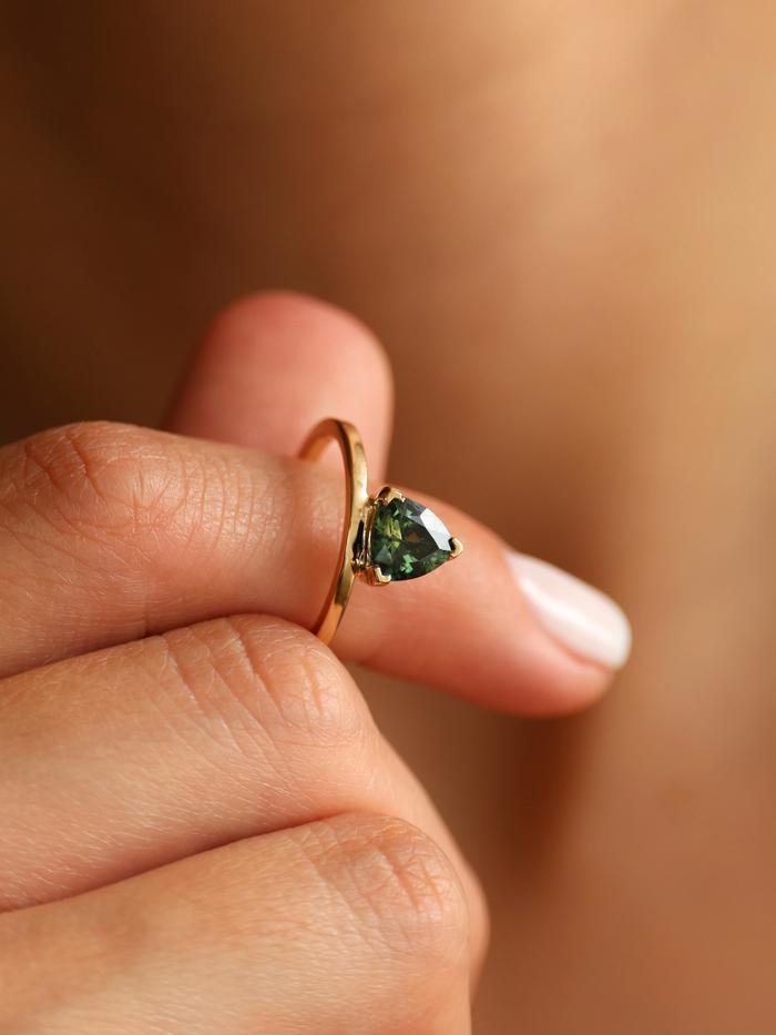 Nangi fine jewelry - green ring in yellow gold