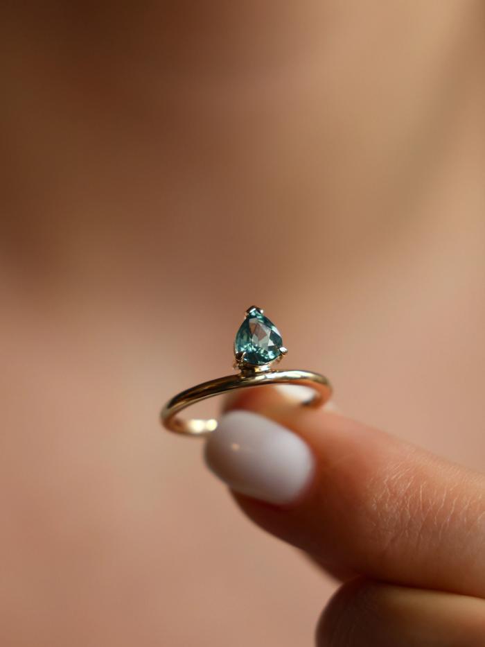 Nangi fine jewelry - green ring in yellow gold