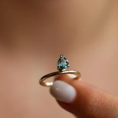 Nangi fine jewelry - green ring in yellow gold