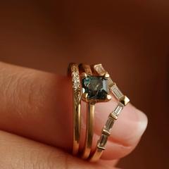 Nangi fine jewelry - green sapphire ring in yellow gold