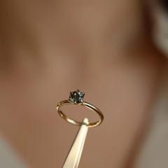 Nangi fine jewelry - green sapphire ring in yellow gold