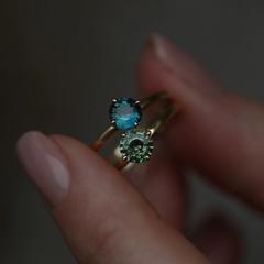 Nangi fine jewelry - teal / Peacock sapphire ring in yellow gold