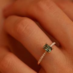 Nangi fine jewelry - green sapphire ring in yellow gold