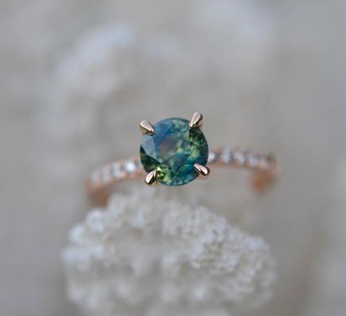 Nangi fine jewelry - green sapphire ring in rose_gold