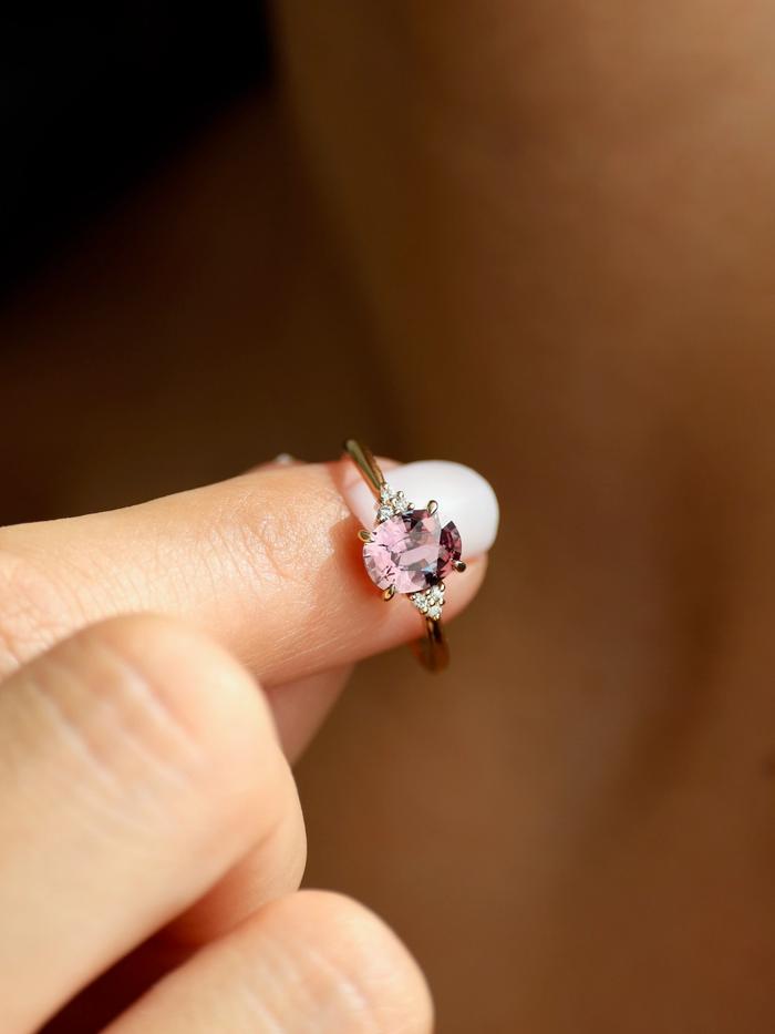 Nangi fine jewelry - purple ring in yellow gold