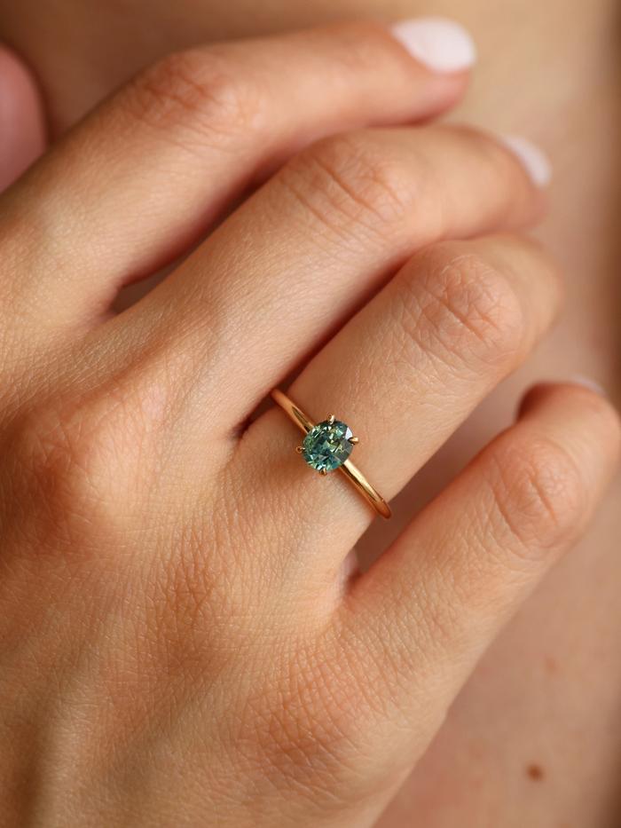 Nangi fine jewelry - green ring in yellow gold