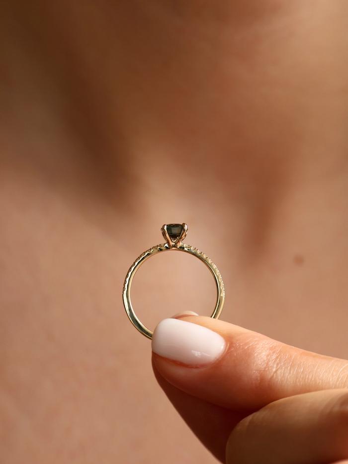 Nangi fine jewelry - green ring in yellow gold