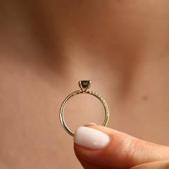 Nangi fine jewelry - green ring in yellow gold