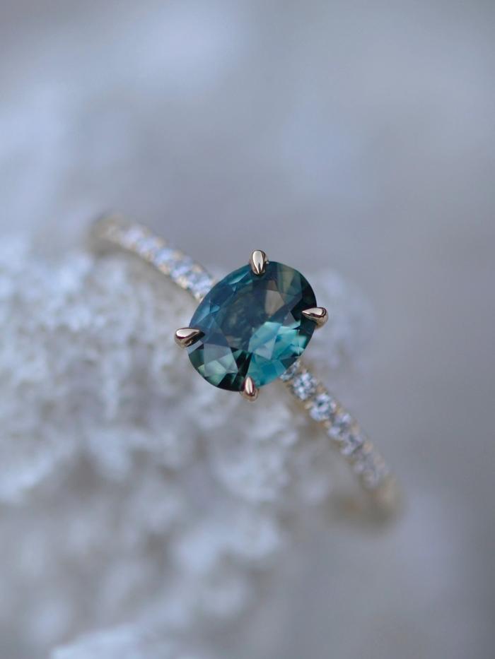 Nangi fine jewelry - green sapphire ring in yellow gold