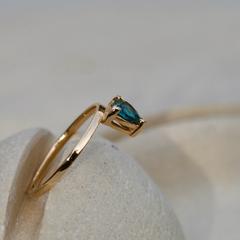 Nangi fine jewelry - teal ring in yellow gold
