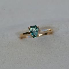 Nangi fine jewelry - green sapphire ring in yellow gold