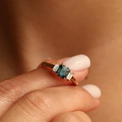 Nangi fine jewelry - teal / Peacock sapphire ring in yellow gold