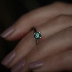 Nangi fine jewelry - green sapphire ring in white gold