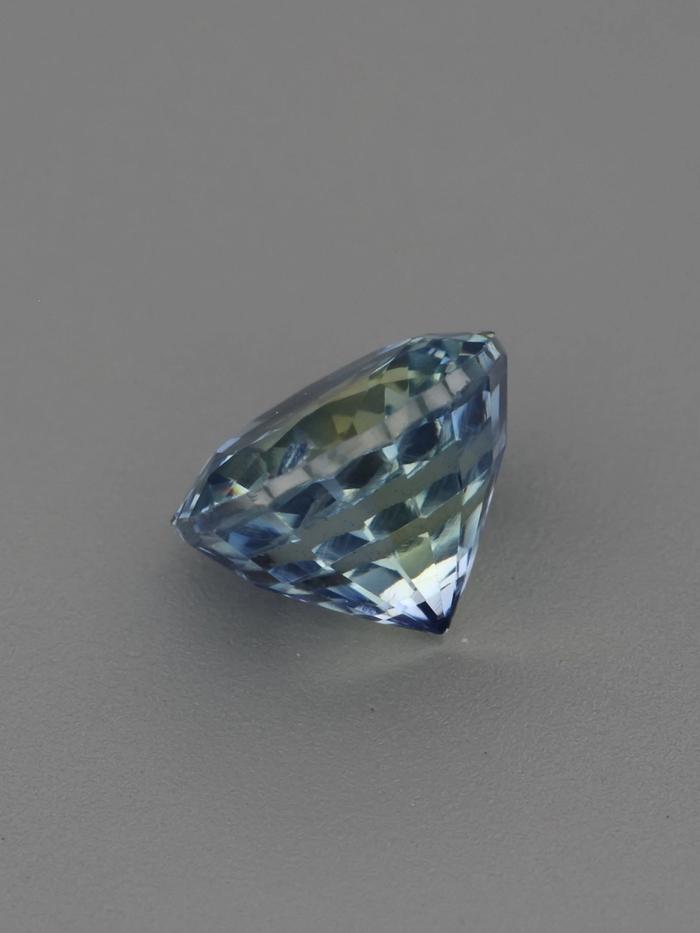 Nangi fine jewelry - blue gemstone in gold