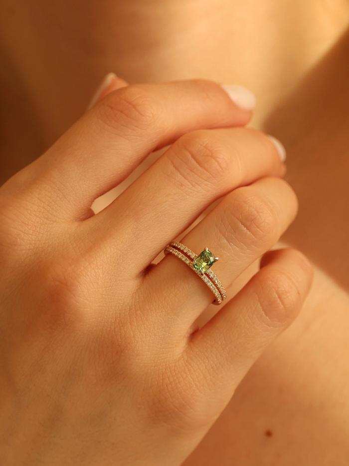 Nangi fine jewelry - green sapphire ring in yellow gold