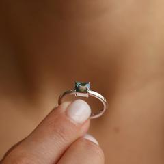 Nangi fine jewelry - green sapphire ring in white gold