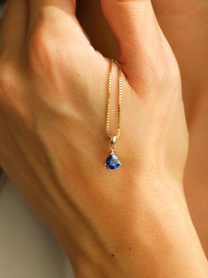 Nangi fine jewelry - blue pendant in yellow gold