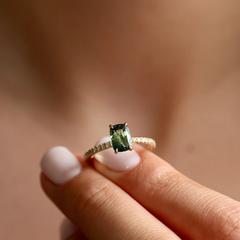 Nangi fine jewelry - green ring in yellow gold