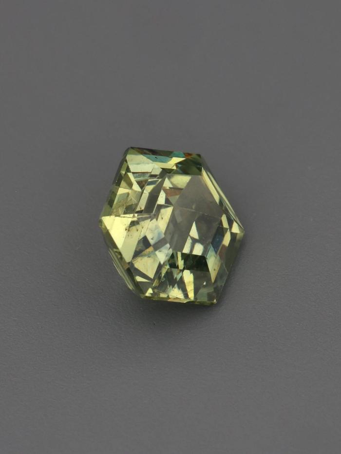 Nangi fine jewelry - green gemstone in gold