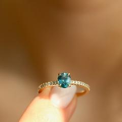 Nangi fine jewelry - teal / Peacock sapphire ring in yellow gold