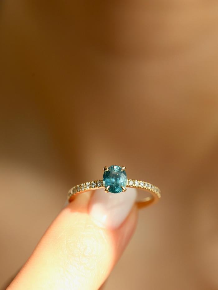 Nangi fine jewelry - teal / Peacock sapphire ring in yellow gold