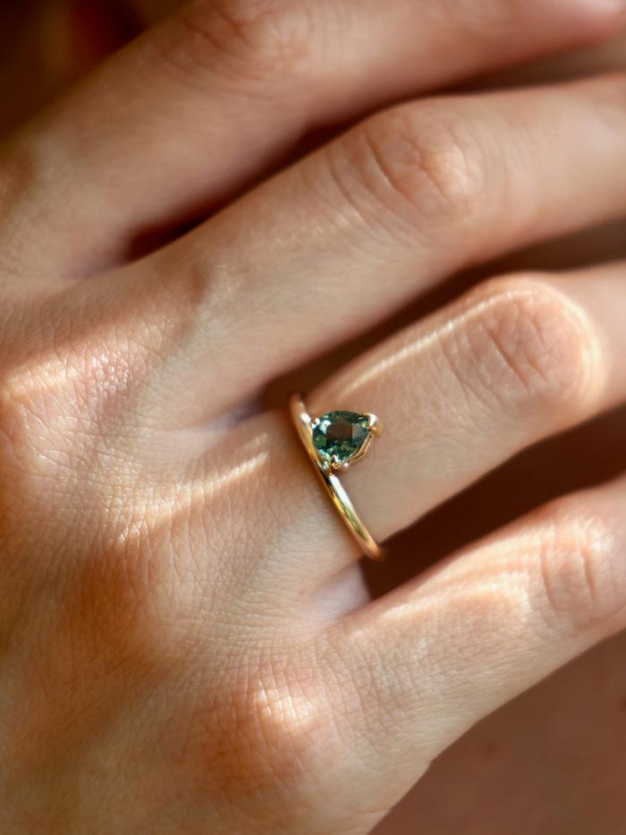 Nangi fine jewelry - green ring in yellow gold