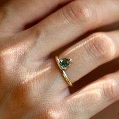 Nangi fine jewelry - green ring in yellow gold