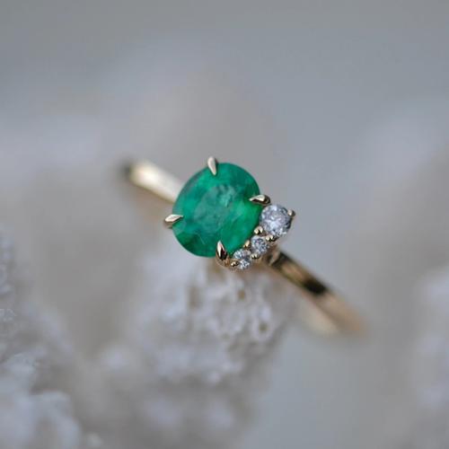 Nangi fine jewelry - green emerald ring in yellow gold