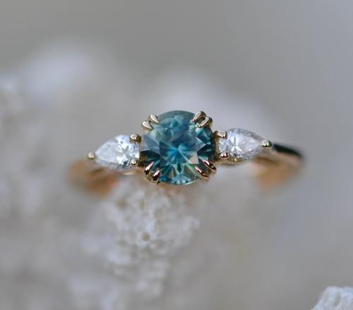 Nangi fine jewelry - green sapphire ring in yellow gold