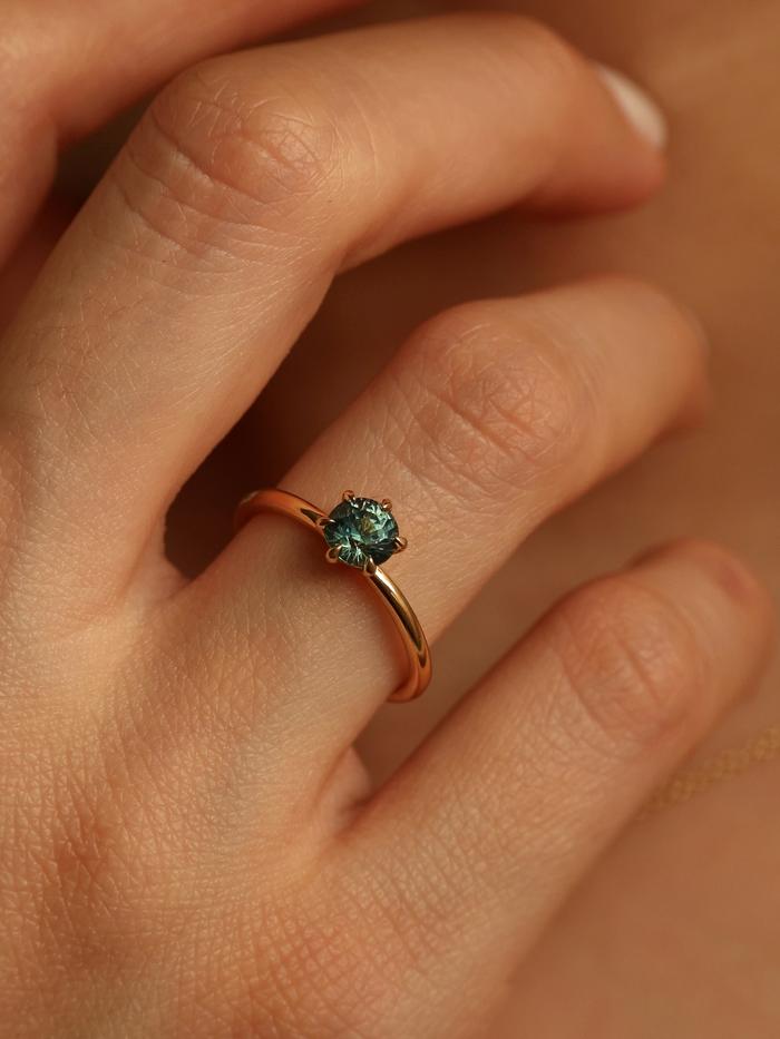 Nangi fine jewelry - green sapphire ring in yellow gold