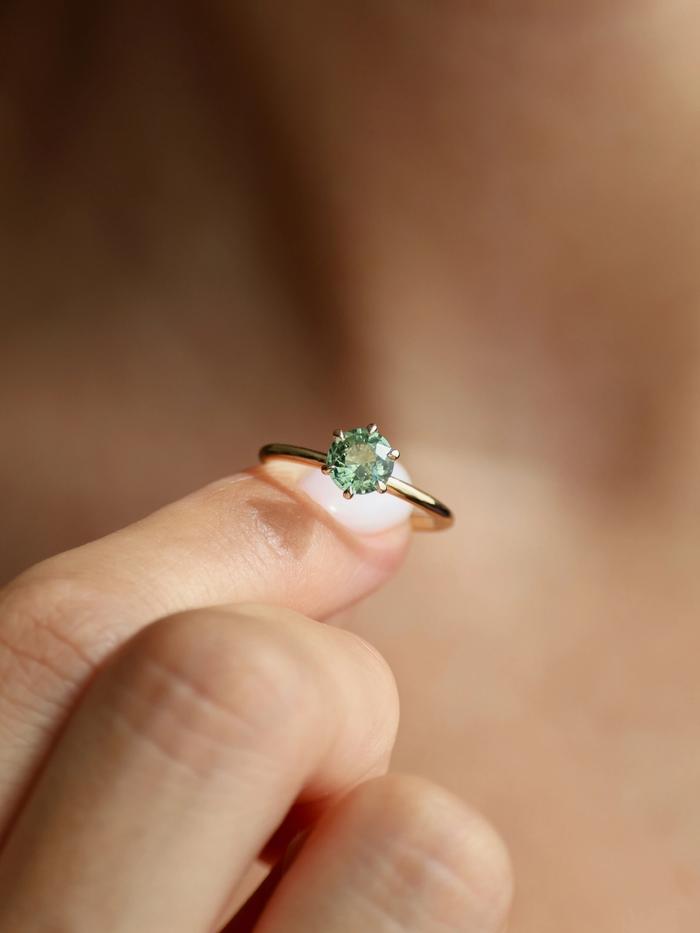 Nangi fine jewelry - green ring in yellow gold