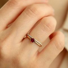 Nangi fine jewelry - red ring in yellow gold