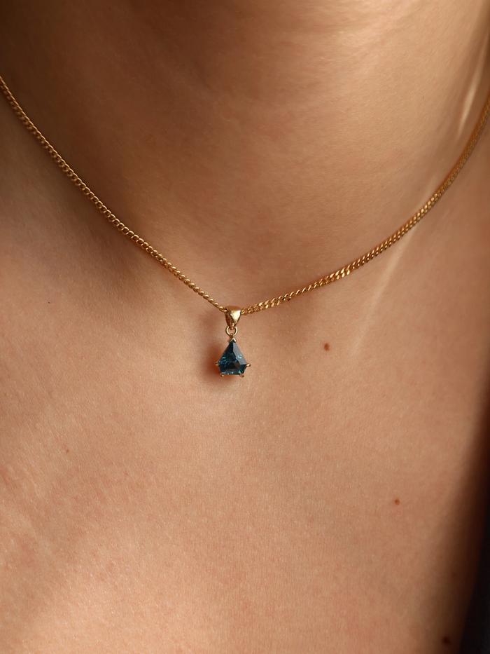 Nangi fine jewelry - blue pendant in yellow gold