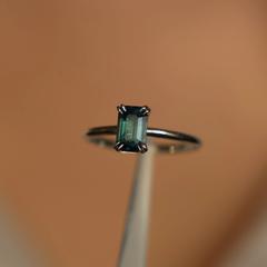 Nangi fine jewelry - teal / Peacock sapphire ring in white gold