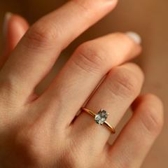 Nangi fine jewelry - grey ring in yellow gold