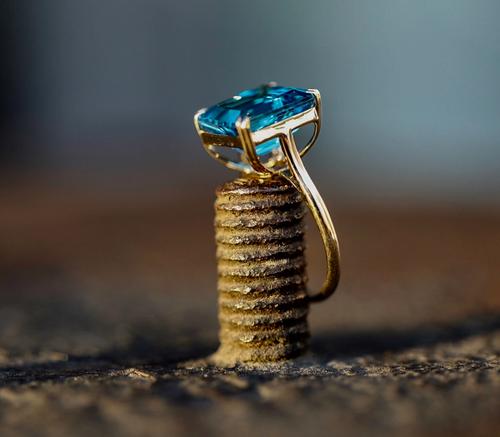 Nangi fine jewelry - blue topaz ring in yellow gold
