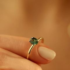 Nangi fine jewelry - green sapphire ring in yellow gold