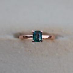 Nangi fine jewelry - green sapphire ring in rose_gold