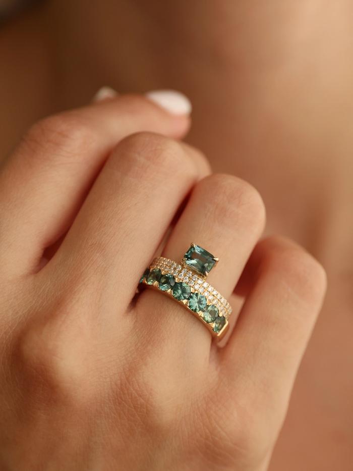 Nangi fine jewelry - teal / Peacock sapphire ring in yellow gold